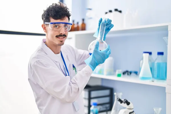 Młody Biały Mężczyzna Naukowiec Trzymający Probówkę Laboratorium — Zdjęcie stockowe