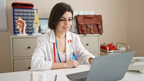 Young Caucasian Woman Doctor Using Laptop Working Clinic — Stock fotografie