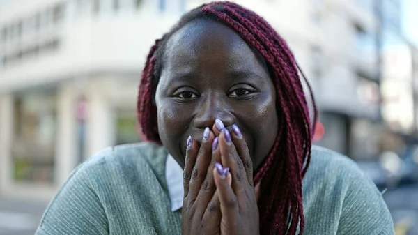 Saçları Örgülü Afrikalı Bir Kadın Sokakta Ağzını Kapatan Sürpriz Bir — Stok fotoğraf