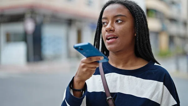 非洲裔美国妇女在街上用智能手机发送语音讯息 — 图库照片