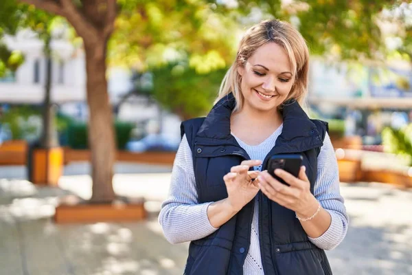 Junge Blonde Frau Lächelt Selbstbewusst Mit Smartphone Park — Stockfoto