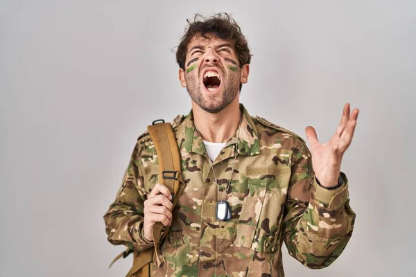 Jovem Hispânico Vestindo Uniforme Exército Camuflagem Louco Louco Gritando Gritando — Fotografia de Stock
