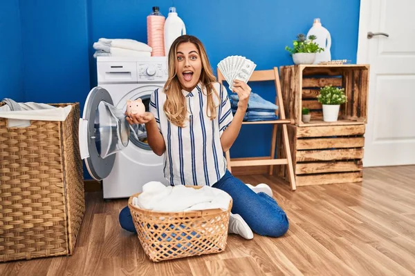 Junge Blonde Frau Die Wäsche Macht Geld Spart Feiert Verrückt — Stockfoto
