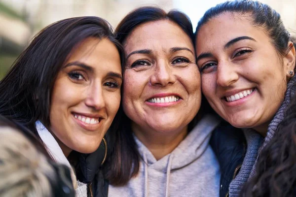 Tre Kvinnor Mor Och Döttrar Står Tillsammans Gatan — Stockfoto