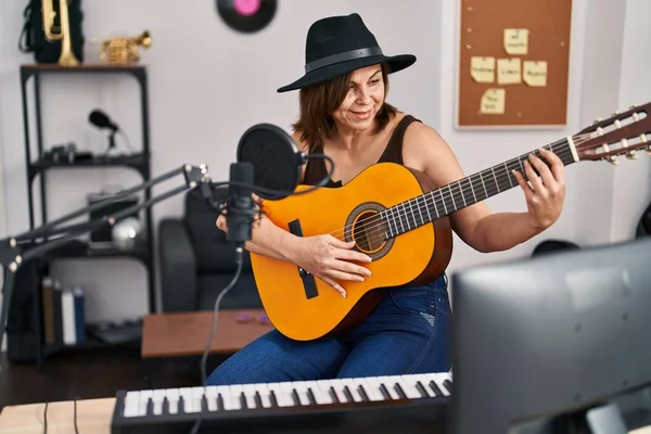 Женщина Музыкант Средних Лет Играет Классической Гитаре Музыкальной Студии — стоковое фото