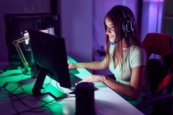 Young Beautiful Hispanic Woman Streamer Playing Video Game Using Computer — Stock fotografie