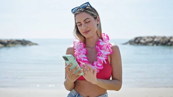 Young Blonde Woman Tourist Using Smartphone Beach — Stock Photo, Image