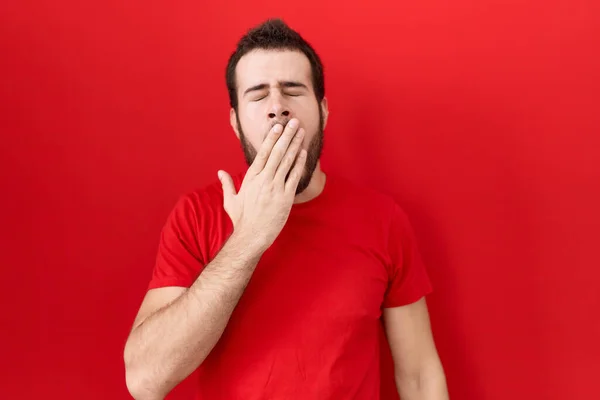 Gündelik Kırmızı Tişört Giyen Genç Spanyol Adam Ağzıyla Ağzını Kapatmaktan — Stok fotoğraf