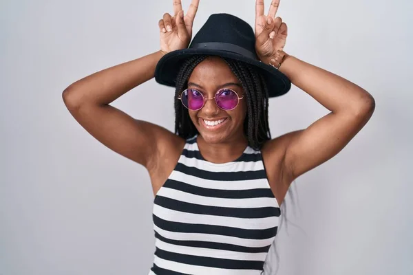 Joven Afroamericano Con Trenzas Con Sombrero Gafas Sol Posando Divertido —  Fotos de Stock