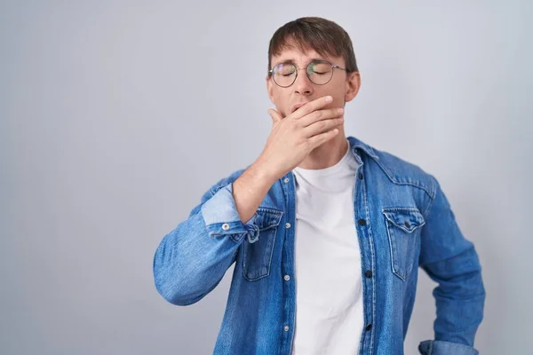 Homem Louro Caucasiano Usando Óculos Entediado Bocejo Cansado Cobrindo Boca — Fotografia de Stock