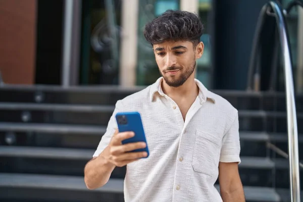 Junger Araber Nutzt Smartphone Auf Der Straße — Stockfoto