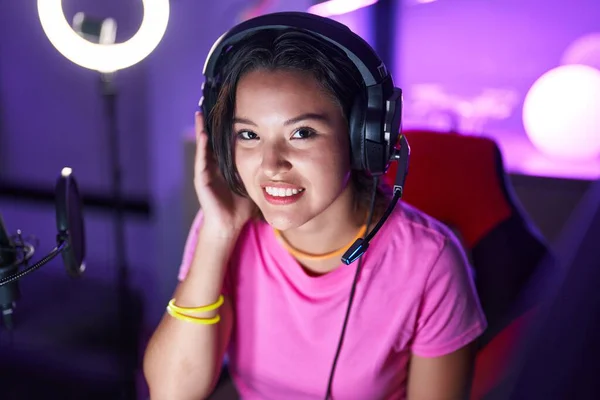 Young Hispanic Woman Streamer Smiling Confident Sitting Table Gaming Room —  Fotos de Stock