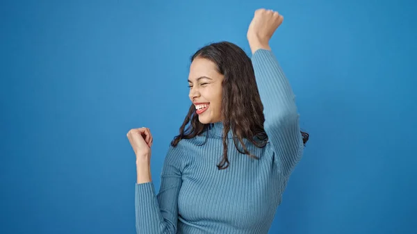 Jovem Bela Mulher Hispânica Sorrindo Dançando Sobre Fundo Azul Isolado — Fotografia de Stock