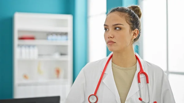 年轻美丽的惊慌失措的女医生站在诊所里 表情严肃 — 图库照片
