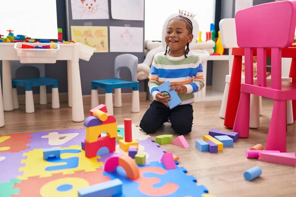 유치원 바닥에 자재들을 가지고 아프리카 미국인 — 스톡 사진