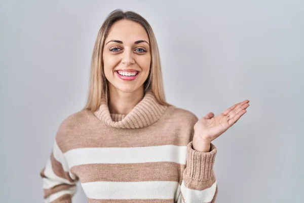 Junge Blonde Frau Trägt Rollkragenpullover Über Isoliertem Hintergrund Lächelt Fröhlich — Stockfoto