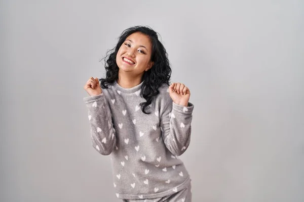 パジャマを着た若いアジアの女性たちは 腕を上げて目を見開いて成功したことに驚き 驚きました 勝者のコンセプト — ストック写真