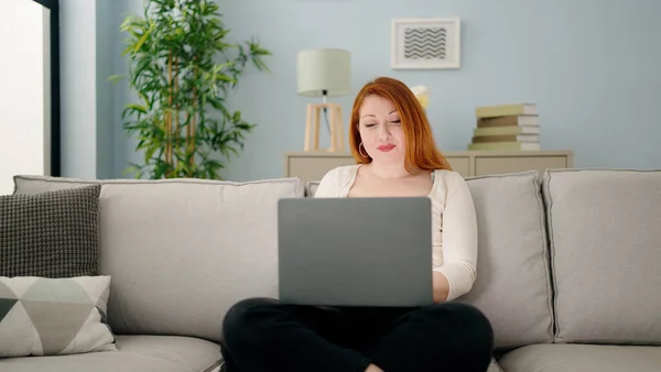 Junge Rothaarige Frau Sitzt Mit Laptop Auf Sofa Hause — Stockfoto