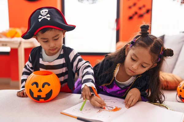 Uroczy Chłopiec Dziewczyna Mając Halloween Party Rysunek Notatniku Domu — Zdjęcie stockowe