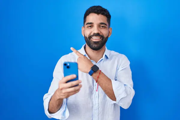 Hispanische Mann Mit Bart Mit Smartphone Tippnachricht Fröhlich Mit Einem — Stockfoto