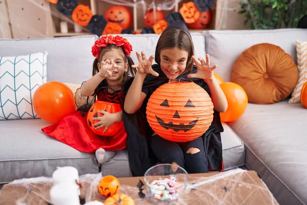 Roztomilý Chlapec Dívka Halloween Party Dělá Strach Gesto Doma — Stock fotografie