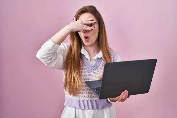 Kafkasyalı Genç Bir Kadın Bilgisayar Bilgisayarı Kullanıyor Şoka Girip Yüzünü — Stok fotoğraf