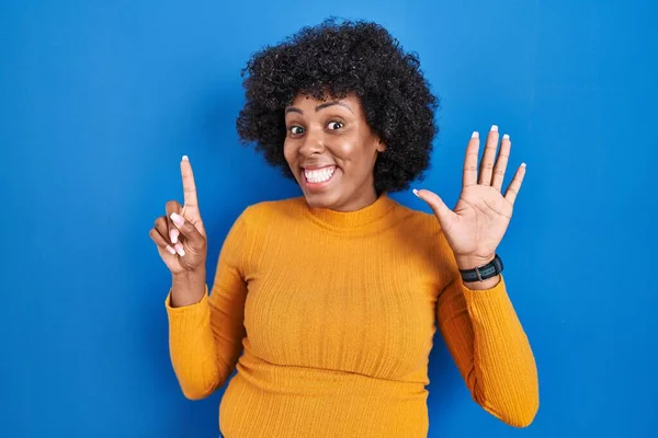 Mujer Negra Con Pelo Rizado Pie Sobre Fondo Azul Mostrando — Foto de Stock