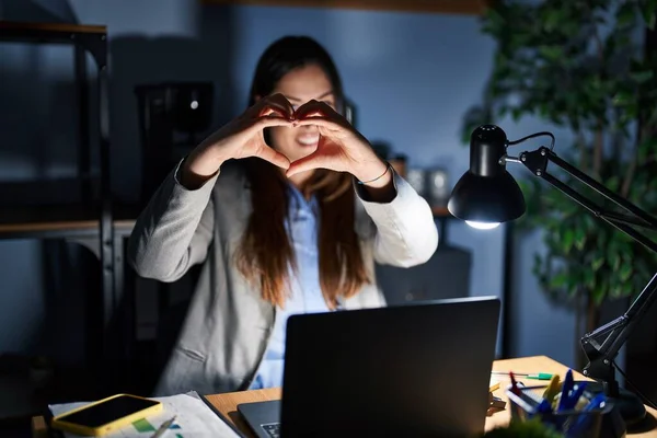 Young Brunette Woman Working Office Night Smiling Love Doing Heart — Stock Photo, Image