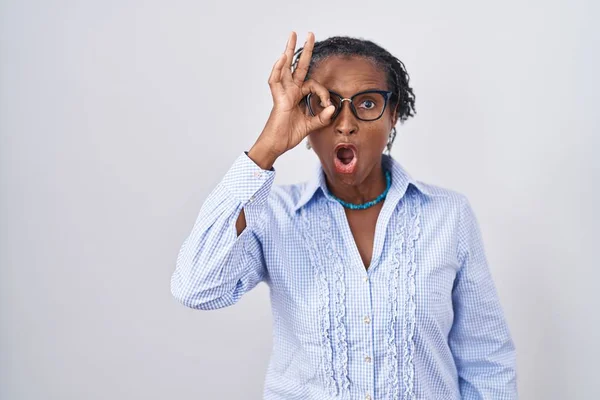 Mulher Africana Com Dreadlocks Sobre Fundo Branco Usando Óculos Fazendo — Fotografia de Stock