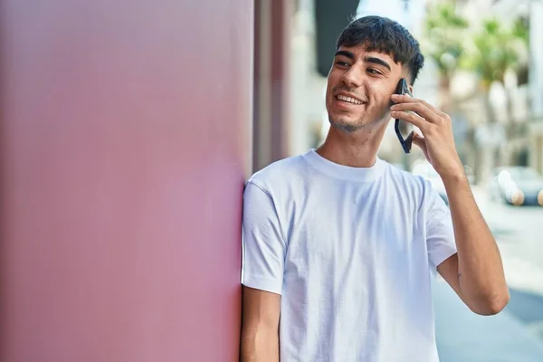 Νεαρός Ισπανόφωνος Άντρας Χαμογελάει Αυτοπεποίθηση Μιλώντας Στο Smartphone Στο Δρόμο — Φωτογραφία Αρχείου
