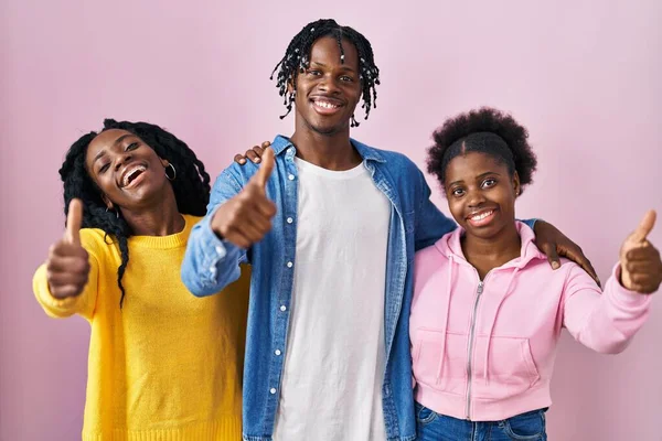 Grupo Tres Jóvenes Negros Pie Juntos Sobre Fondo Rosa Aprobando — Foto de Stock