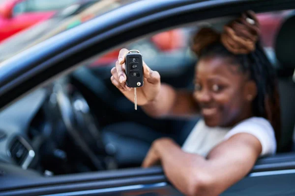 Mujer Afroamericana Sonriendo Confiada Sosteniendo Llave Auto Nuevo Calle — Foto de Stock