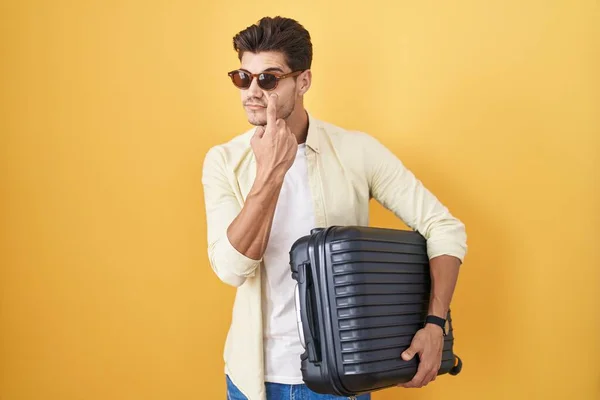 Yaz Tatilinde Bavul Tutan Genç Spanyol Adam Senin Jestini Şüpheli — Stok fotoğraf