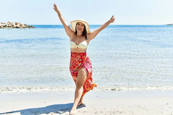 Jonge Mooie Spaanse Vrouw Toerist Met Bikini Zomerhoed Met Opgeheven — Stockfoto