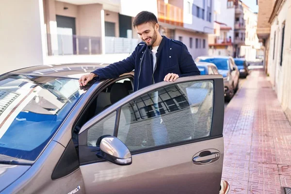 Fiatal Spanyol Férfi Mosolyog Magabiztos Nyitó Autó Ajtó Utcán — Stock Fotó