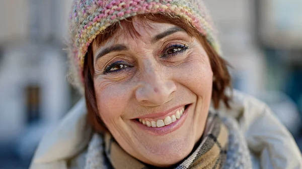 Mujer Hispana Madura Sonriendo Confiada Calle —  Fotos de Stock