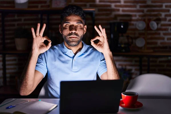 Geceleri Dizüstü Bilgisayar Kullanan Gözleri Kapalı Gülümseyen Sakallı Spanyol Adam — Stok fotoğraf