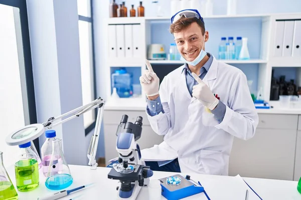 Biały Mężczyzna Pracujący Laboratorium Naukowca Uśmiechający Się Patrzący Kamerę Dwoma — Zdjęcie stockowe