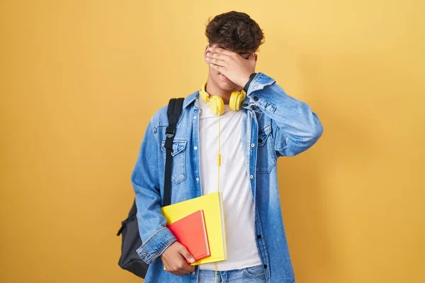 Ισπανόφωνος Έφηβος Φορώντας Φοιτητικό Σακίδιο Και Κρατώντας Βιβλία Χαμογελώντας Και — Φωτογραφία Αρχείου