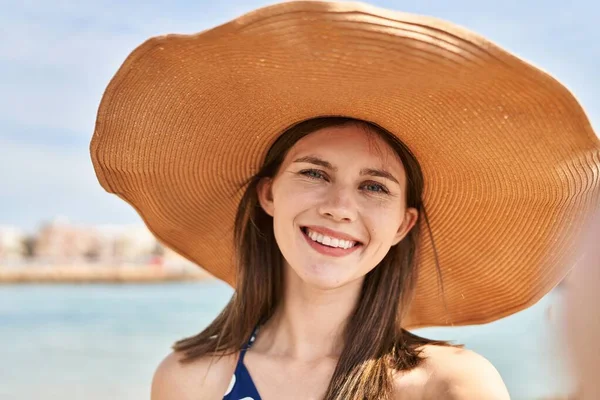 Joven Turista Rubia Con Sombrero Verano Hacer Selfie Por Cámara — Foto de Stock