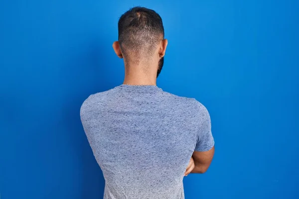 Nahost Mann Mit Bart Steht Vor Blauem Hintergrund Und Blickt — Stockfoto