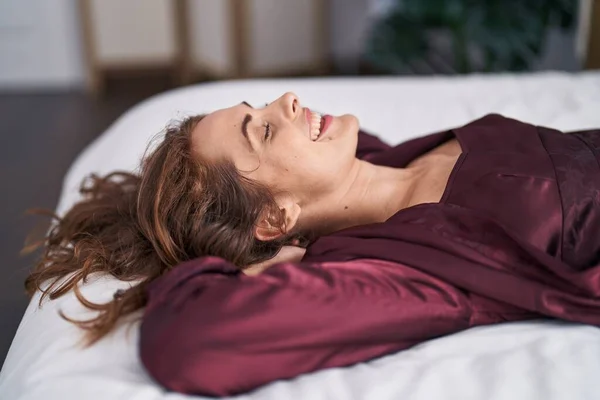 Молода Жінка Посміхається Впевнено Лежить Ліжку Спальні — стокове фото