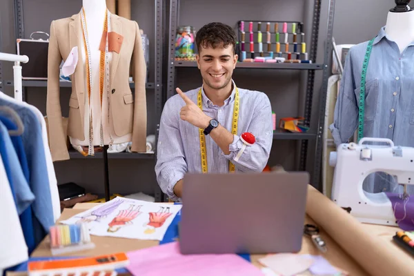 Jovem Hispânico Homem Costureiro Designer Usando Laptop Sorrindo Alegre Apontando — Fotografia de Stock