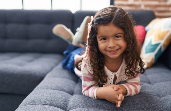 Adorável Menina Hispânica Sorrindo Deitado Sofá Casa — Fotografia de Stock