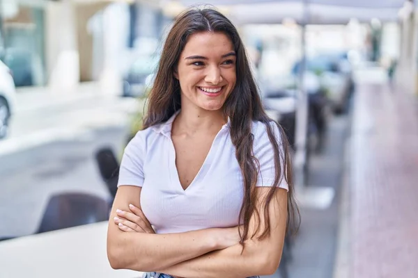 Jonge Spaanse Vrouw Glimlachend Vol Vertrouwen Staand Met Armen Gekruist — Stockfoto