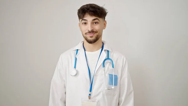 Joven Árabe Hombre Doctor Sonriendo Confiado Pie Sobre Aislado Blanco — Foto de Stock