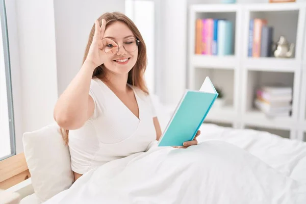 Молода Біла Жінка Сидить Ліжку Вдома Читаючи Книгу Усміхнений Щасливий — стокове фото