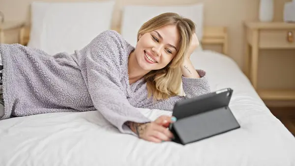 Młoda Blondynka Pomocą Touchpad Leżącego Łóżku Sypialni — Zdjęcie stockowe