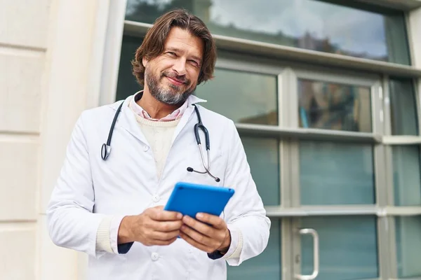 Médico Meia Idade Sorrindo Confiante Usando Touchpad Hospital — Fotografia de Stock