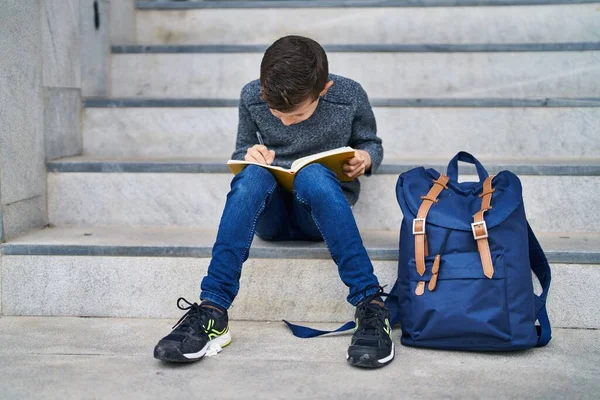 Блондинка Студент Пише Книзі Сидячи Сходах Школі — стокове фото